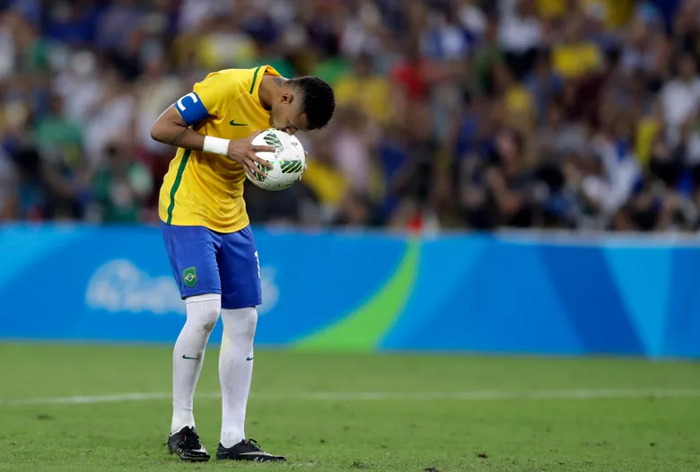 Neymar kisses the ball before taking penalty